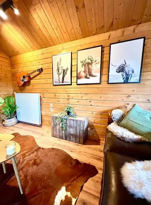 Vakantiehuis Cozy Chalet With Garden And Jacuzzi Near Amsterdam Vijfhuizen Nederland