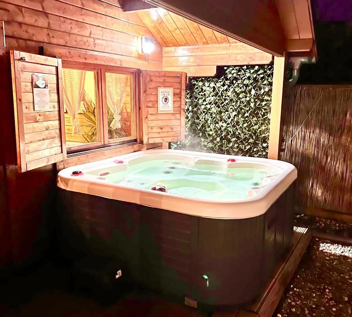 Cozy Chalet With Garden And Jacuzzi Near Amsterdam Vijfhuizen Vakantiehuis